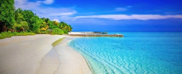 saisons Plage bleue turquoise. Image par Walkerssk de Pixabay.